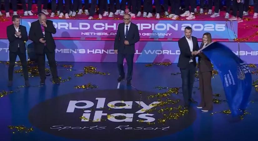 A 2027-es világbajnokság rendezőjeként a magyar küldöttség átvette a női kézilabda-vb zászlaját