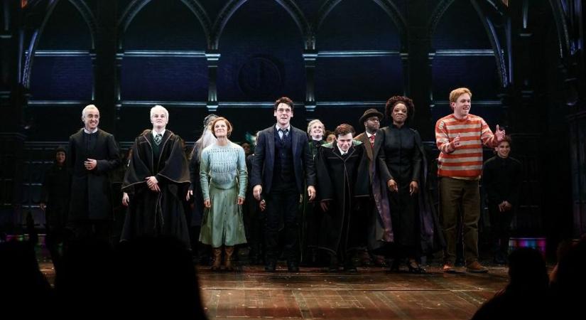 Zuhannak a Broadway darabok bevételei, egyedül a Harry Potter varázsolja el a színházak pénztárait