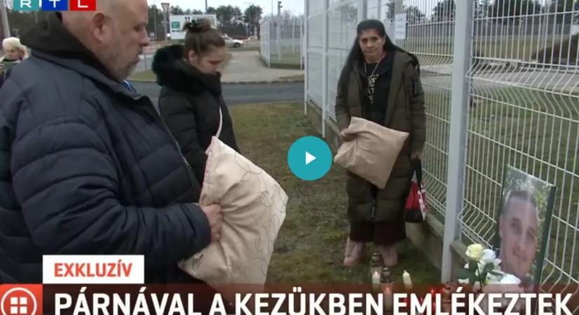 Párnával tüntettek egy elhunyt rab rokonai a veszprémi börtön előtt