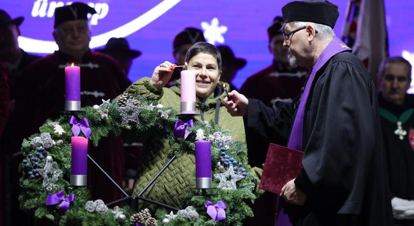 Fellobbant az öröm lángja az egri Dobó téri adventi koszorún