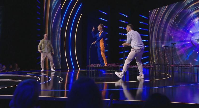 Geszti Péter egy trambulinon ugrálva rappelt a Csillag Születik színpadán