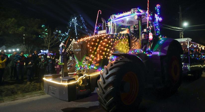 Így lett pár év alatt országos látványosság a domaszéki fénytraktoros felvonulás: ma már több mint száz feldíszített jármű vonul fel