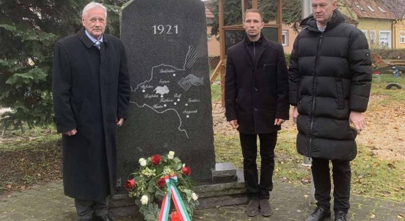 Koszorúzás a Hűség Napján Kópházán