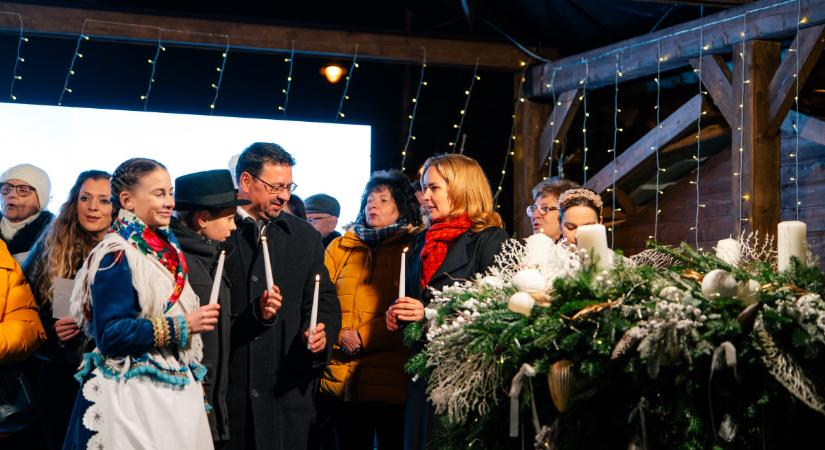 “Nap mint nap zúdulnak ránk félelmet, aggodalmat keltő hírek” – meggyújtották a harmadik gyertyát Debrecen adventi koszorúján