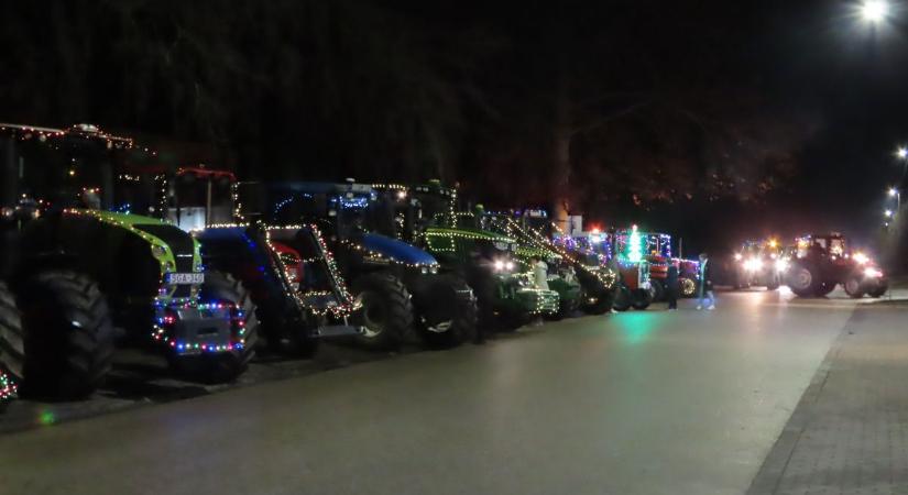 Fénybe borult Székkutas, ilyen adventi traktoros felvonulást még nem láttak