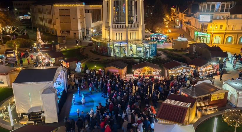 Karácsony: idén is sokan töltik belföldön az ünnepet — ezek a városok vezetik a toplistát