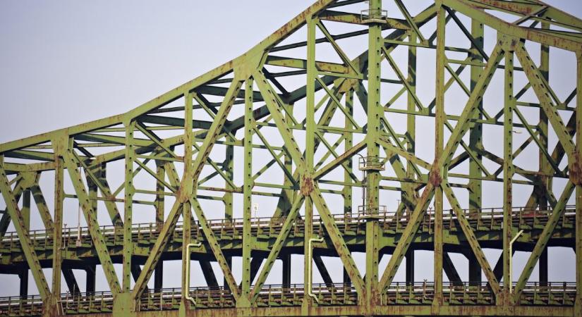 Egy rendőr beszélte le a hídról leugrani készülő kétgyermekes apát