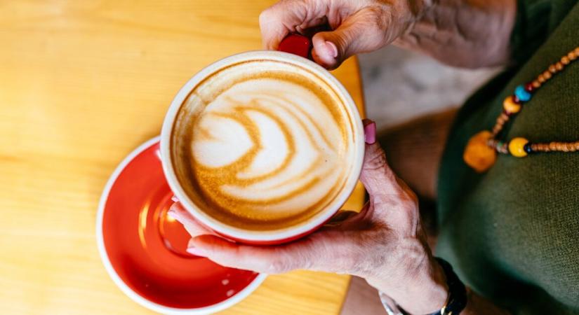 Így hat az idősebb nőkre a tea és a túl sok kávé fogyasztása