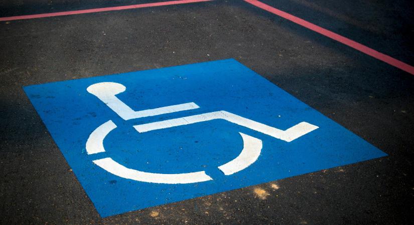 Körberajzolták a kocsiját mozgássérült parkolóhellyel, majd megbüntették – videó