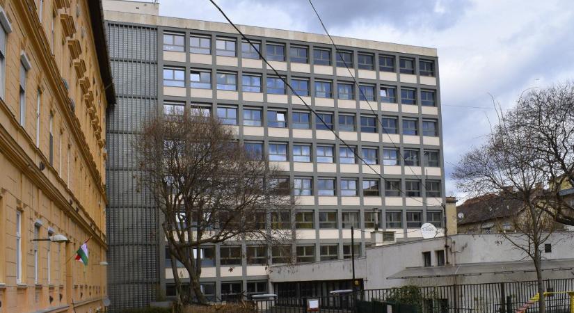 Mindenét elárverezték a devizahiteles családnak, az apa meghalt, majd a Kúria nekik adott igazat, a bank mégsem állítja le a végrehajtást