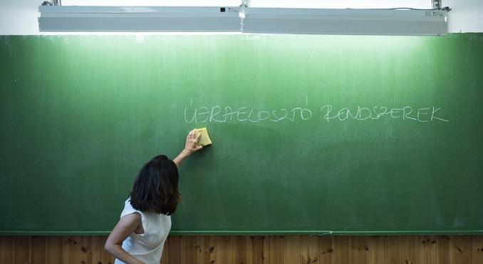 Így alakul pedagógus bértábla alsó határa nettóban 2026-ban