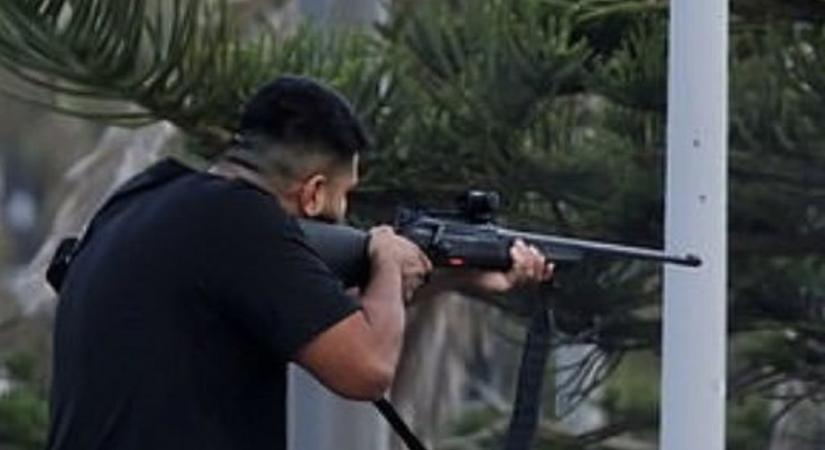 Videón, ahogy egy civil lefegyverezte a terroristát