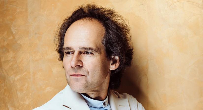 A világban mindenütt tort ül az ócskaság, az árulókat hősként ünneplik, a nemzetük ügyéért harcolókat üldözik – Bogányi Gergely a Mandinernek