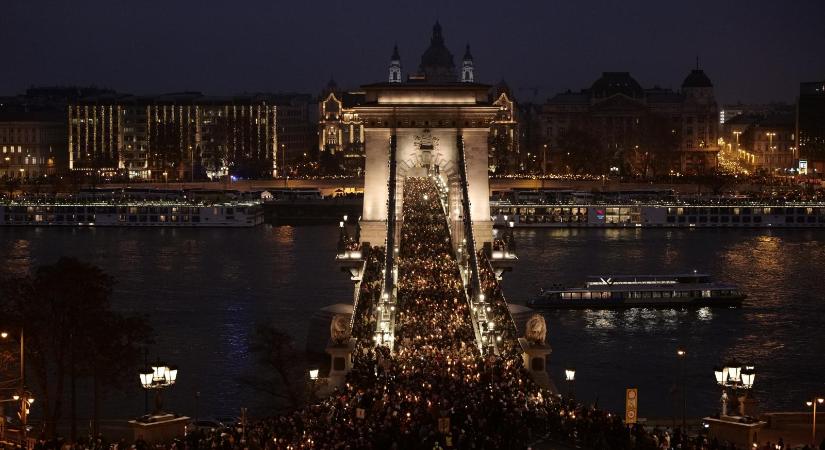 „Nem biztos, hogy az emberarcú Orbán Viktor képe hatékony fegyver a sorozatos gyermekvédelmi botrányok közepette”