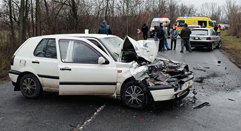 Roncstelep maradt az 53-as út, egy szolnoki sofőr is a balesetbe keveredett