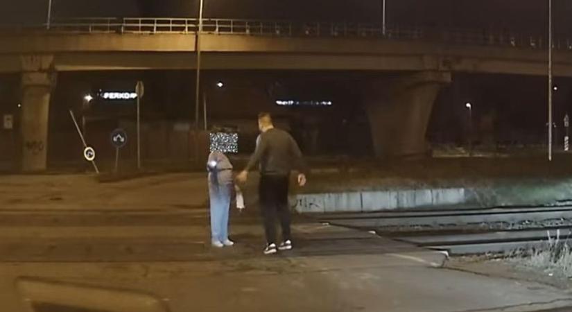Taxis akadályozott meg egy öngyilkosságot egy vasúti átjáróban ( videó)