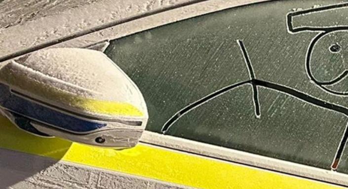 Zseniális képet szült egy fagyos rendőrautó