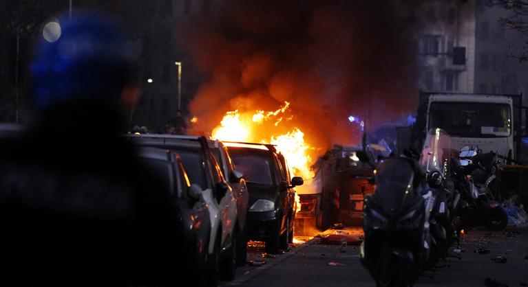 Molotov-koktélok, felgyújtott autók, borzalmas jelenetek a Genoa–Inter mérkőzés előtt