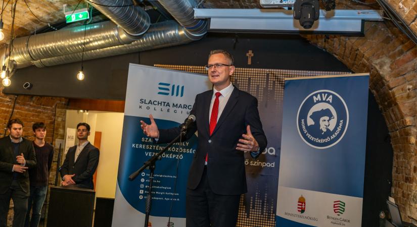 „Magától szerveződik, értékek mentén”- mondta Rétvári Bence a Morus és Slachta karácsonyi ünnepségén