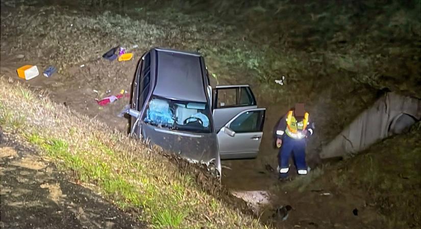 Horrorbaleset az M60-ason: árokba lökte a Ford a Mercedest, betonnak csapódott a vétlen sofőr (FOTÓK)