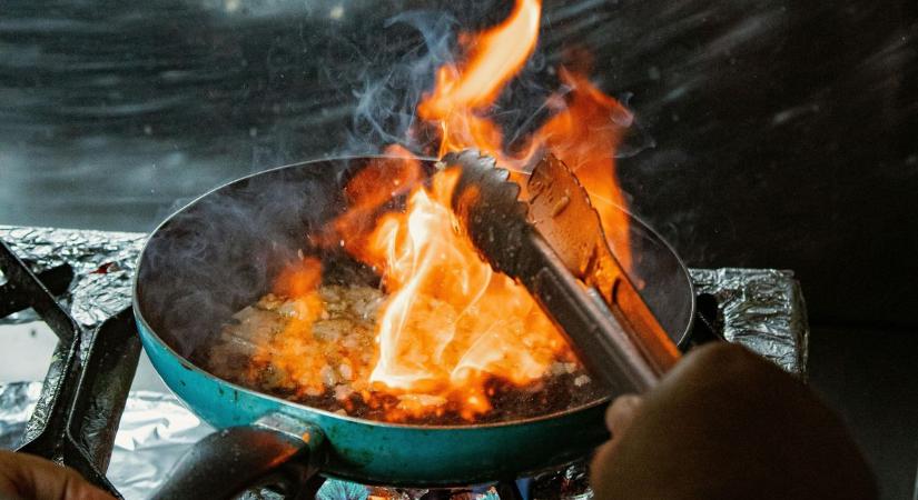 Konyhai tűz megelőzése: fontos tanácsokra figyelmeztet a katasztrófavédelem advent idején