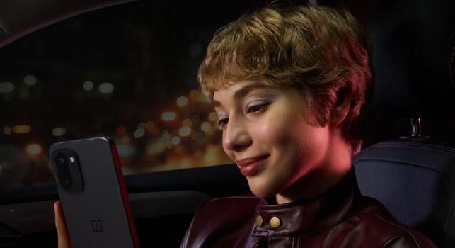 Itthon is kapható lesz a OnePlus új csúcsmobilja, a 15R