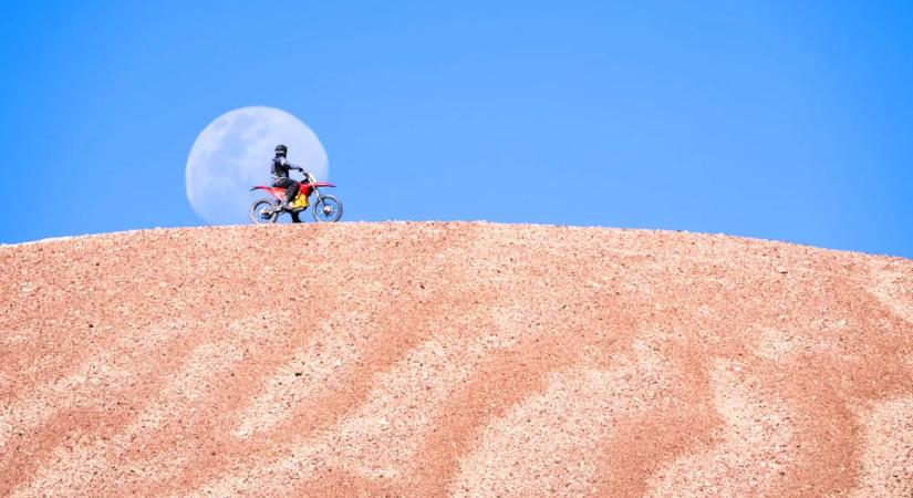 Elképesztő: motorkerékpár még nem jutott ilyen magasra!