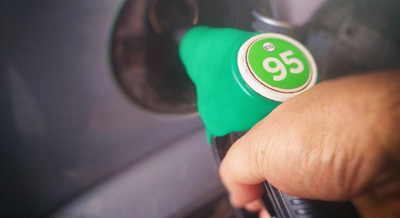 Áll a bál a Shellnél: benzin helyett többen vízzel tankoltak az M7-esen