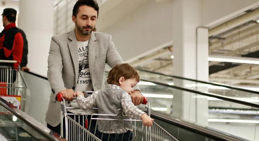 Egyetemi hallgató rabolt el egy babát, a hatóságok is meglepődtek a felvételeken