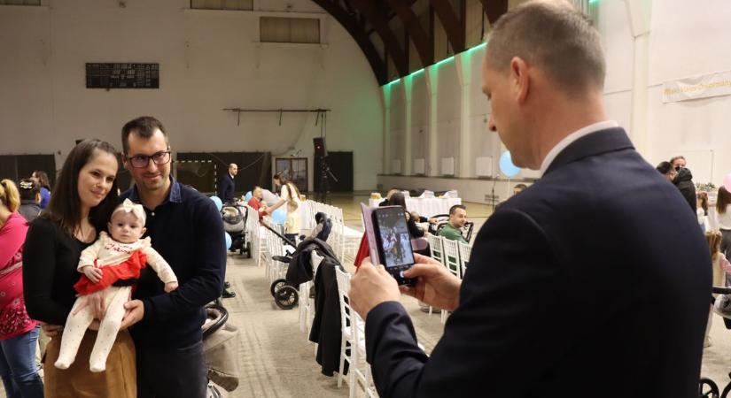 Több mint százezer forintos indulót kaptak a makói babák, 87 családot köszöntött a város (galéria)