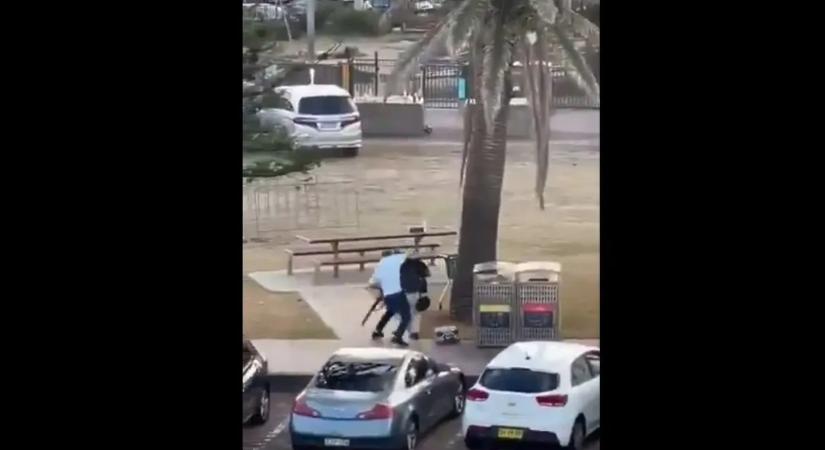 Gyümölcsárusból lett hős: saját életét kockáztatva fegyverezte le a Bondi Beach-i lövöldözőt egy férfi – videó