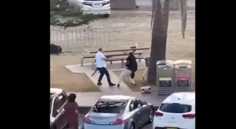 Egy civil csavarta ki az egyik sydney-i lövöldöző kezéből a fegyverét