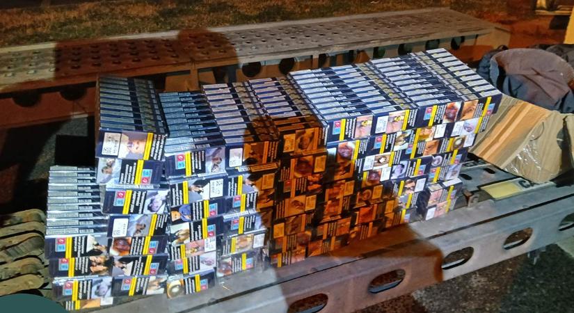 Lebukott a csempész, cigit rejtettek a télikabátok