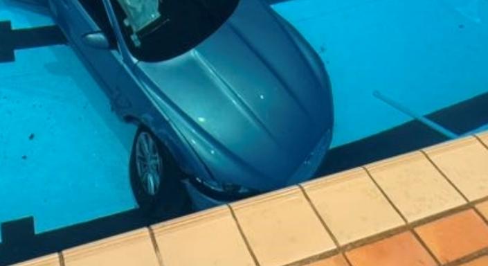 A fék helyett a gázra lépett, a medencében csobbant az autójával