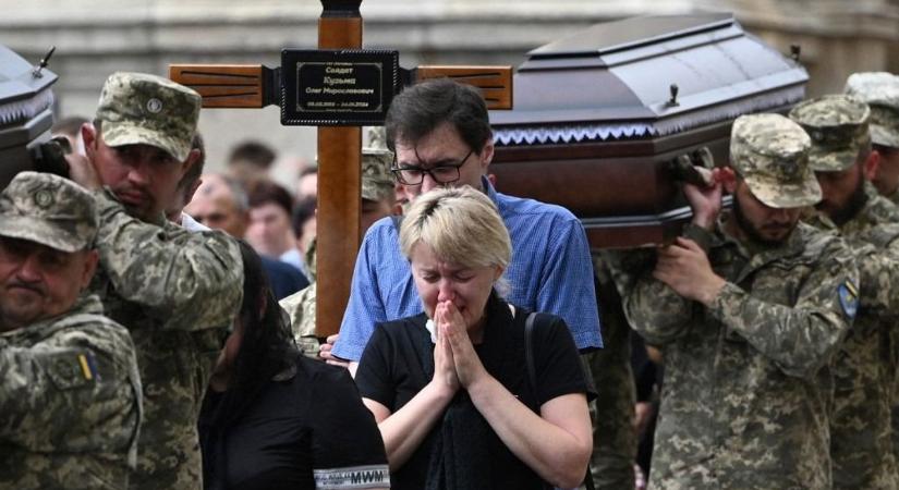 Nincs menekvés: Ukrajnában ezentúl automatikusan kerülnek katonai adatbázisba a 18 évesek