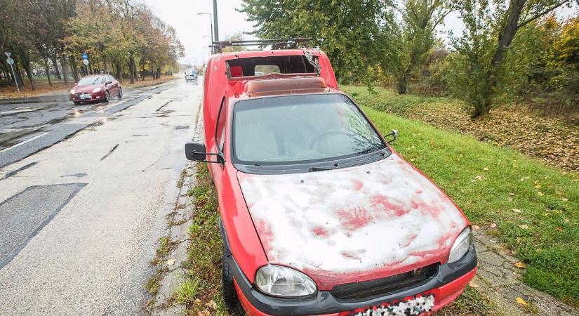 Senkinek nem hiányzik ez az út szélén hagyott autó?