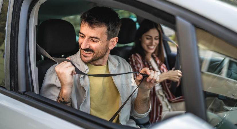 Ilyenkor nem kell bekapcsolni a biztonsági övet, a rendőr se büntet érte