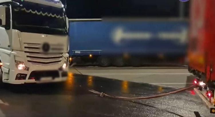 Összecsomózott spaniferrel vontattak egy kamiont az M4-esen – videó