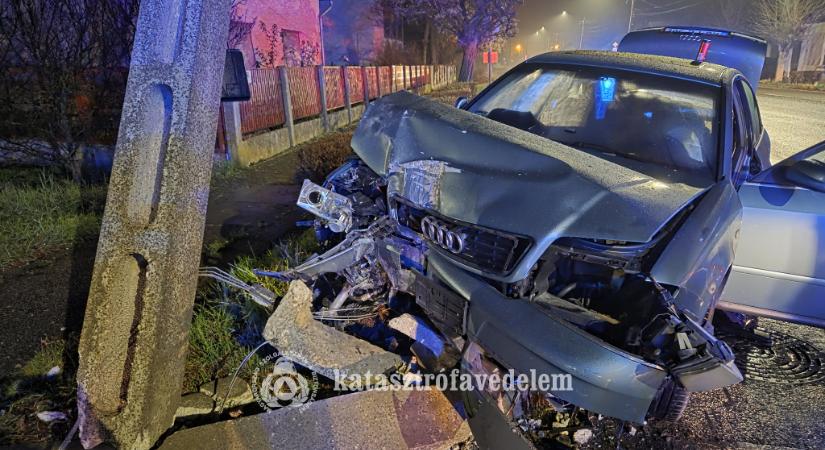 Villanyoszlopnak hajtott egy autó Püspökladányban