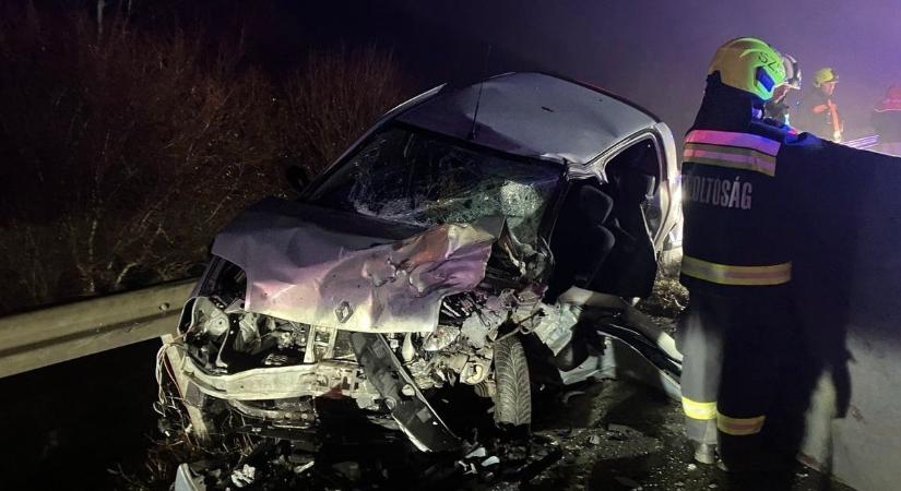 Sokkoló fotók érkeztek a dunántúli halálos balesetről, fiatal nő halt meg az összeroncsolódott autóban