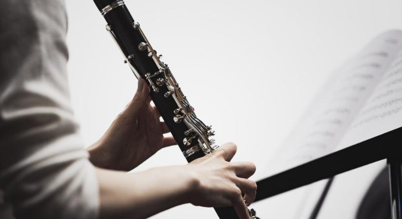 Úgy fogta a klarinétot, mint egy fegyvert – vörös kód alá helyezték az iskolát