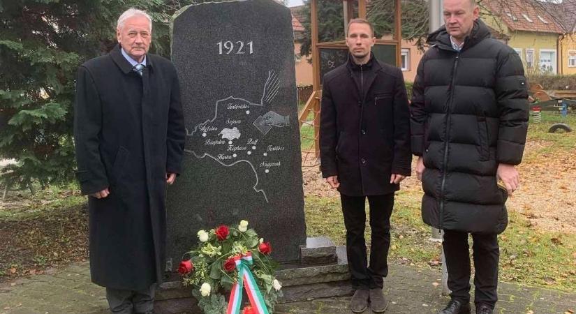 Koszorúzás a népszavazás évfordulóján