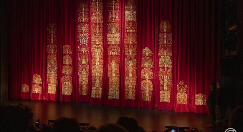 Felavatták a Nemzeti Színház új díszfüggönyét