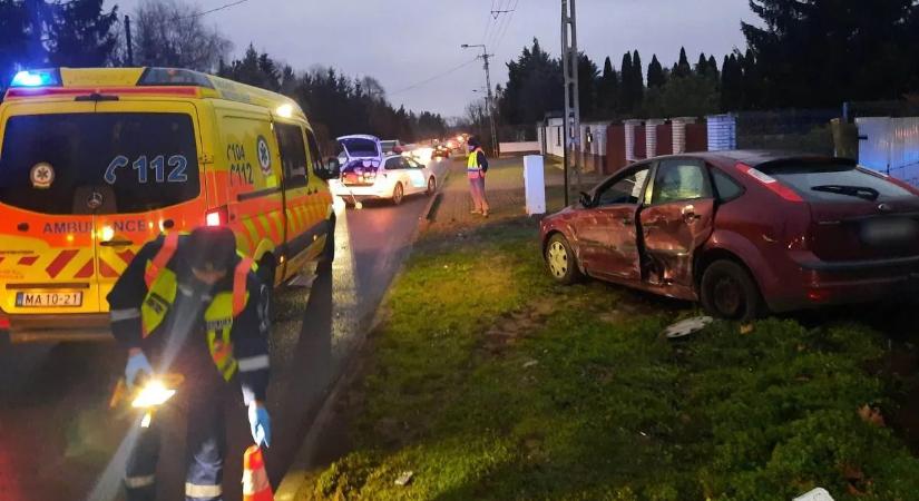 Félfrontális karambol után a kerítés állította meg a Fordot – képekkel