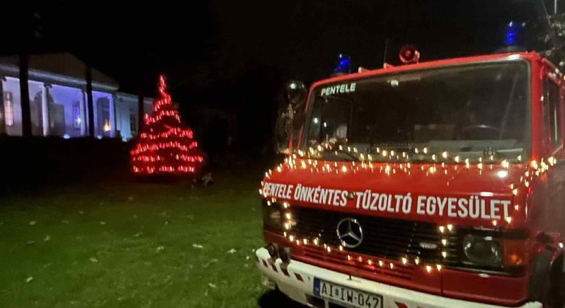 Ilyen karácsonyfát is csak Dunaújvárosban látni – videóval