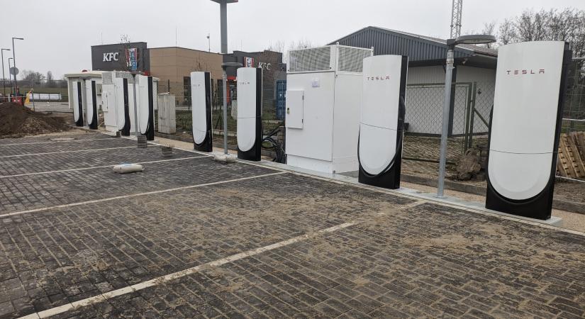 Összeszerelve érkezett a Tesla töltőállomás Siófokra