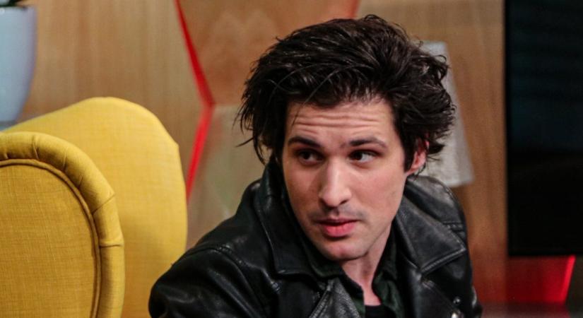 Ember Márk nem tudott elmenni a Szőlő utcai néma tüntetésre, de előtte kiment gyertyát gyújtani