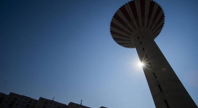 A Duna felé dől a víztorony egy csőtörés miatt: folyamatos megfigyelésre van szükség