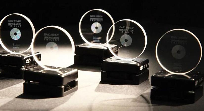 Jön a 360 TB-os "DVD", ami 13,8 milliárd évig is tudja tárolni az adatokat