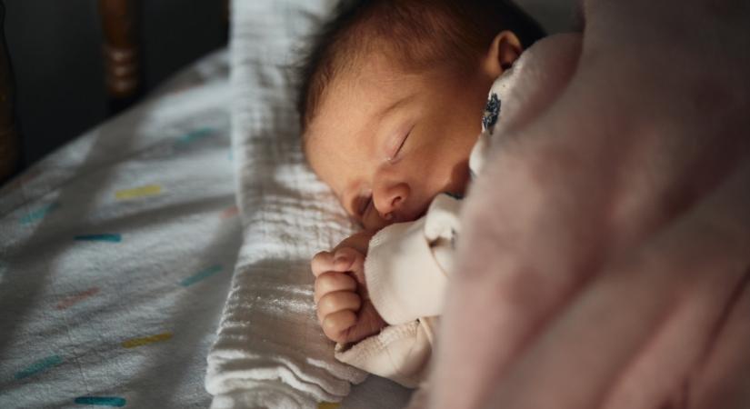 A kormány sem tagadja, sokkoló a helyzet: rengeteg csecsemőt hagynak magukra a magyar kórházakban